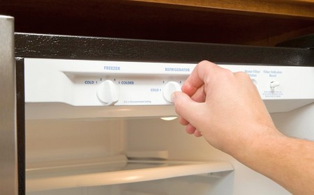 Установка встраиваемого холодильника